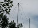 This is the Swedish Army "Hogantenn" set up for 28 MHz and up. The antenna kit can be set up by one person although it is much faster with a helping hand.