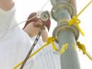 Club president Eric Weber tightens a nut on the expandable antenna mast for the HF antenna. 