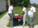 Hector and Javier moving the generatos to it's place, and as always, somebody who all he does is to stare, oh Lugo!! (LOL)